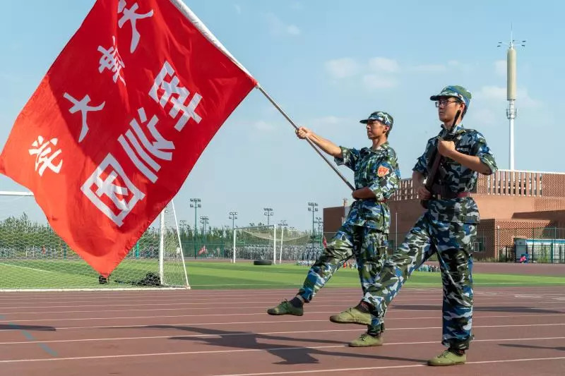 步长一致,肩扛重任整齐划一可近观,长枪在握,士气高涨,目光如炬气势如