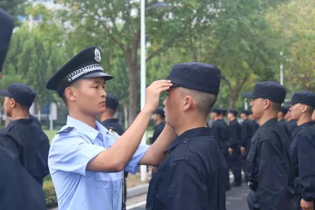 我既已头戴警帽肩着臂章,旨在为民造福为国安康.