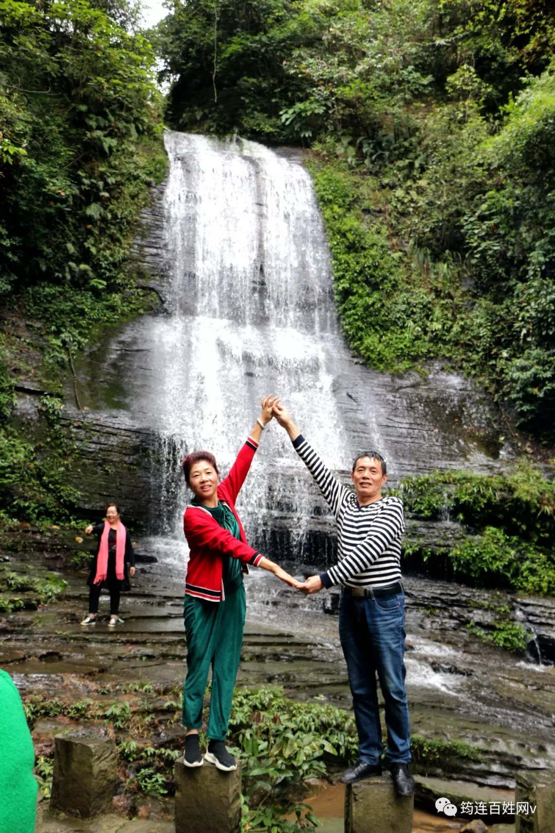 一大幫筠連人跑去打餈粑看美景自己都笑慘了