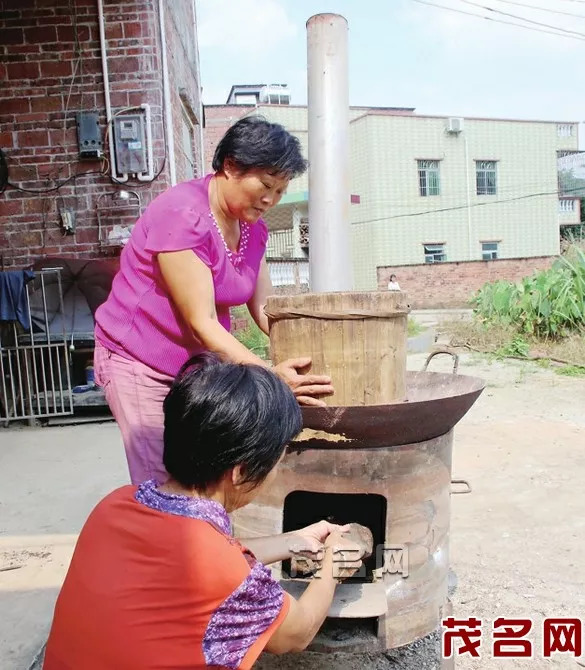 做餈粑捉塘魚宴請賓客慶豐收_南合村