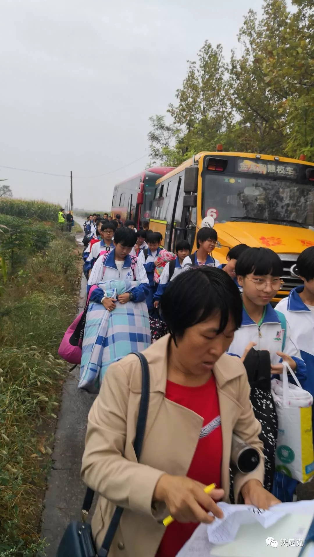 襄汾赵康一学校门前被堆土阻挠众师生无奈泥地中跋涉