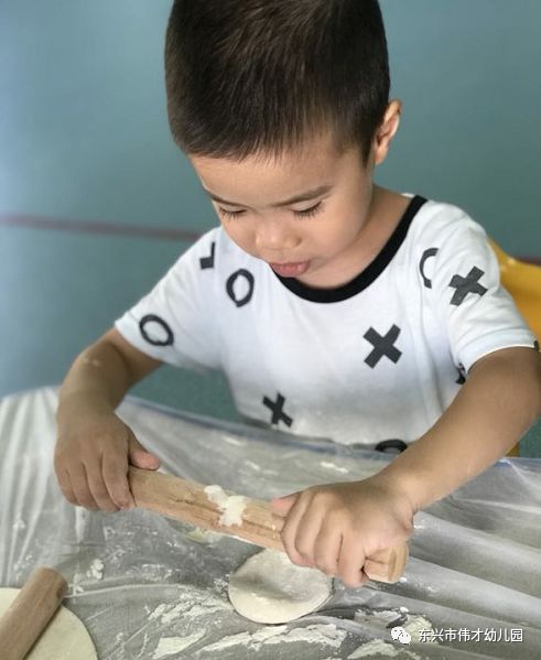 制作手工面条东兴市伟才幼儿园校园活动