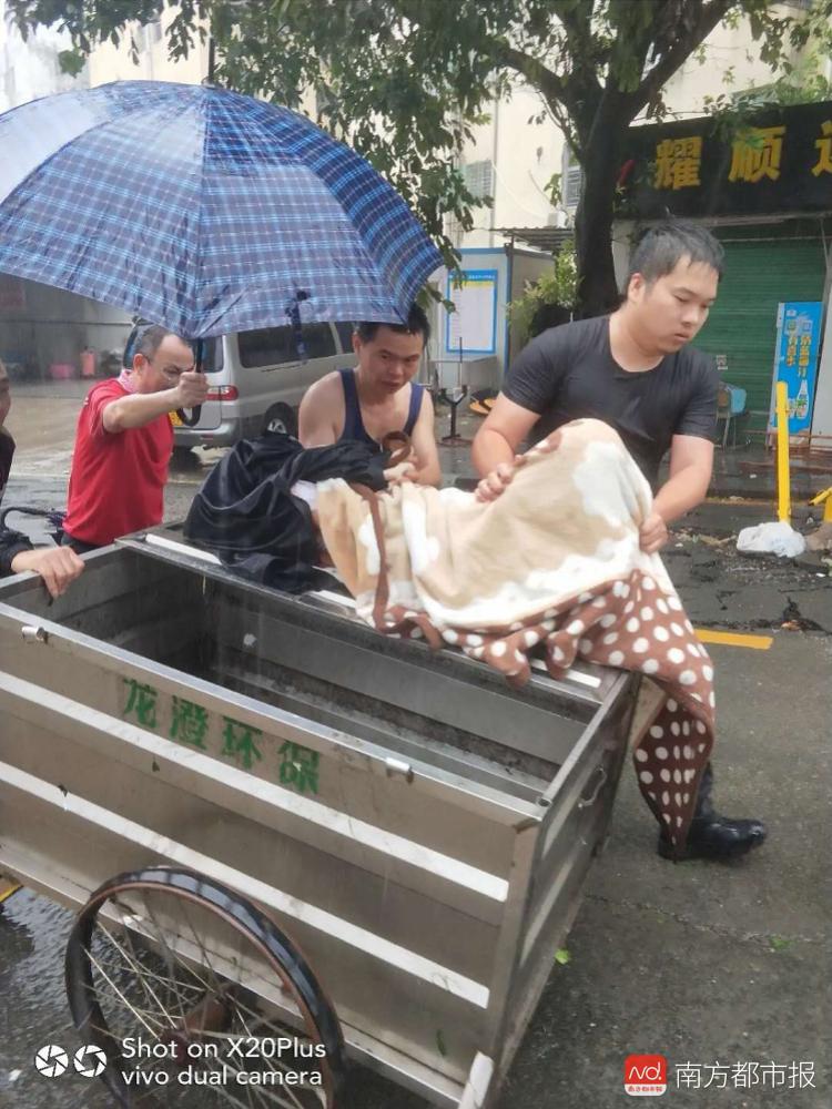 台风天掉玻璃砸伤深圳女孩 断树拦路 民警情急借垃圾车推去送医 罗岗