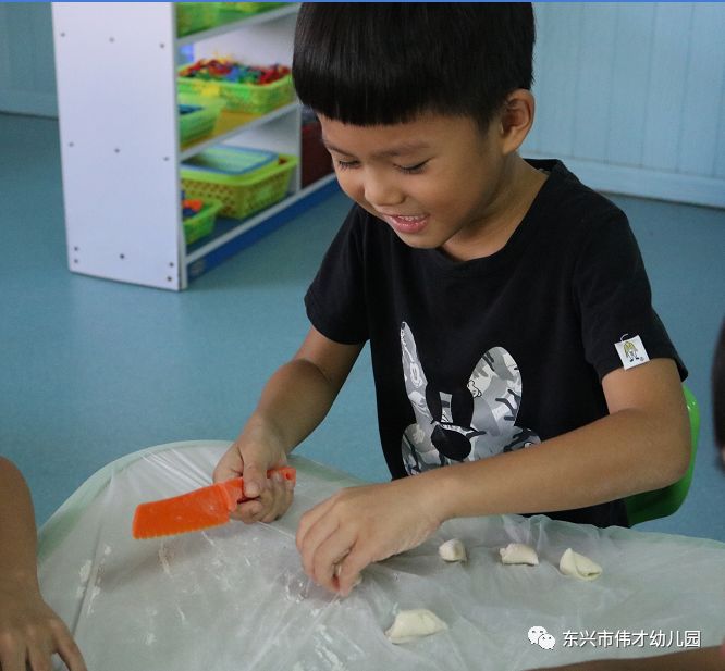 制作手工面条东兴市伟才幼儿园校园活动