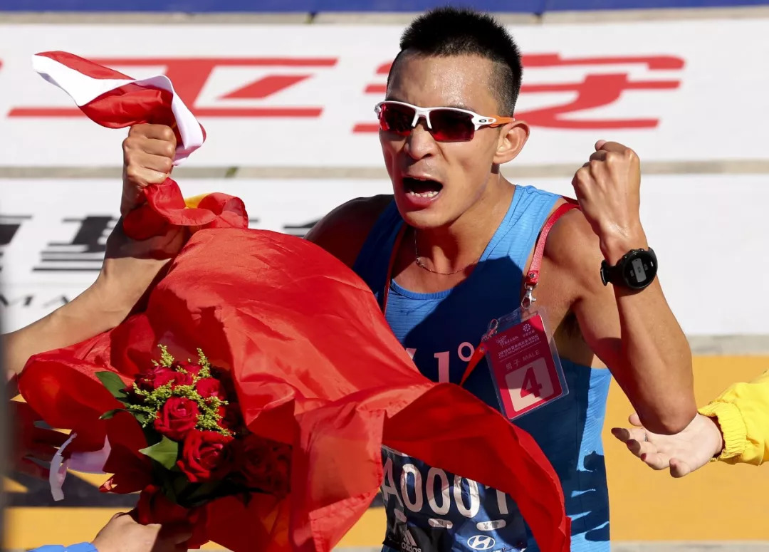 第一届中国马拉松大满贯收官李子成顺利夺冠