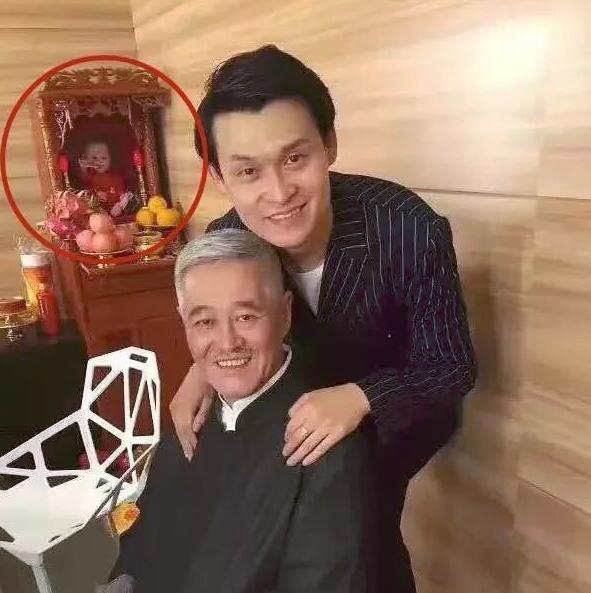 养小鬼的明星图片