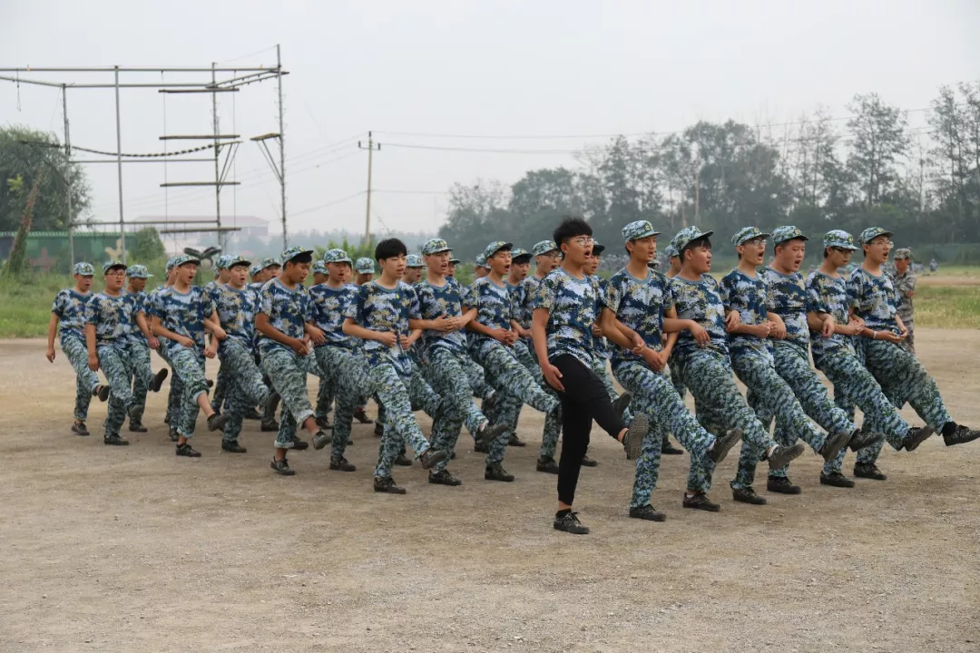 首钢技师学院校服图片