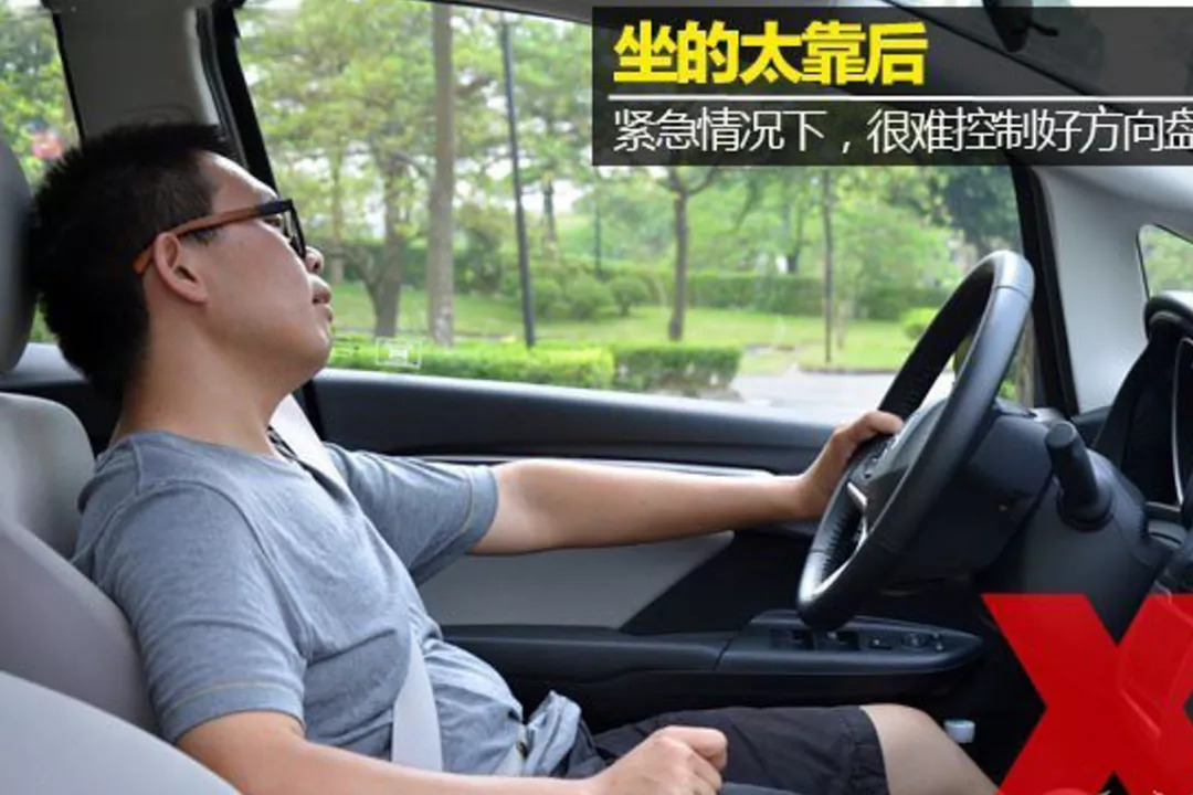 为什么老司机总喜欢离方向盘远一点,躺着开车?