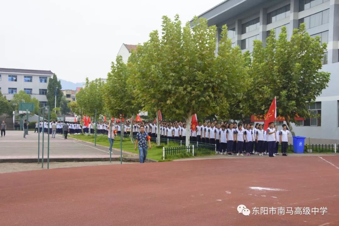 副校長黃飛,喬英俊會同政教處和體育組老師對每天的跑操進行現場診斷