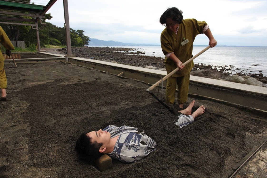 全身都被沙子活埋只把头露出来体验日本的另类温泉