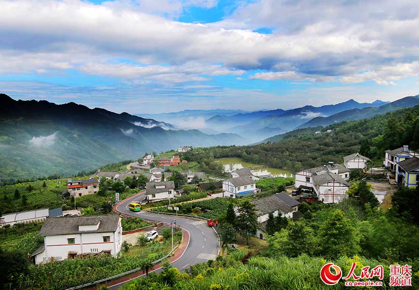 公共客车行驶在万盛经济技术开发区天星村盘山公路上.曹永龙 摄