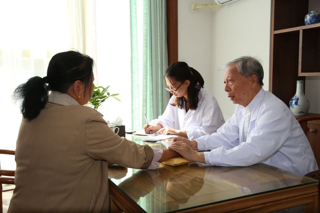 关弘波医师为患者诊脉开方周总理保健医蒲辅周先生之女蒲志兰医师为