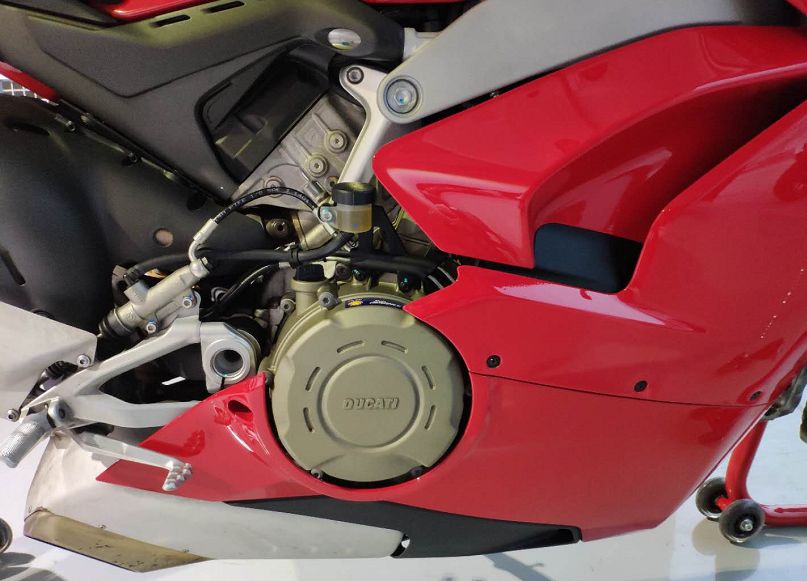 这款发动机多项技术来自于杜卡迪motogp车队,比如90°夹角,81mm的缸径