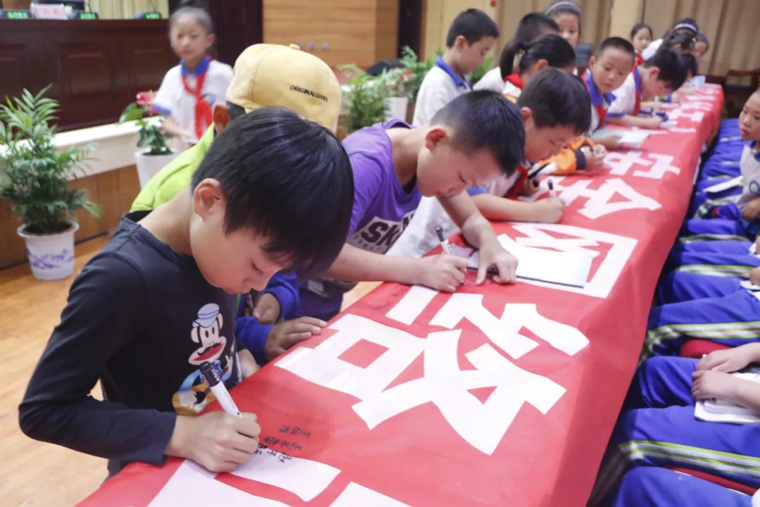 随后,同学们纷纷提笔签名并郑重承诺:自觉遵守《全国青少年网络文明