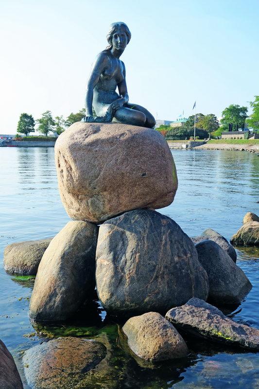 是一座世界聞名的銅像,她位於丹麥哥本哈根市中心東北部的長堤公園