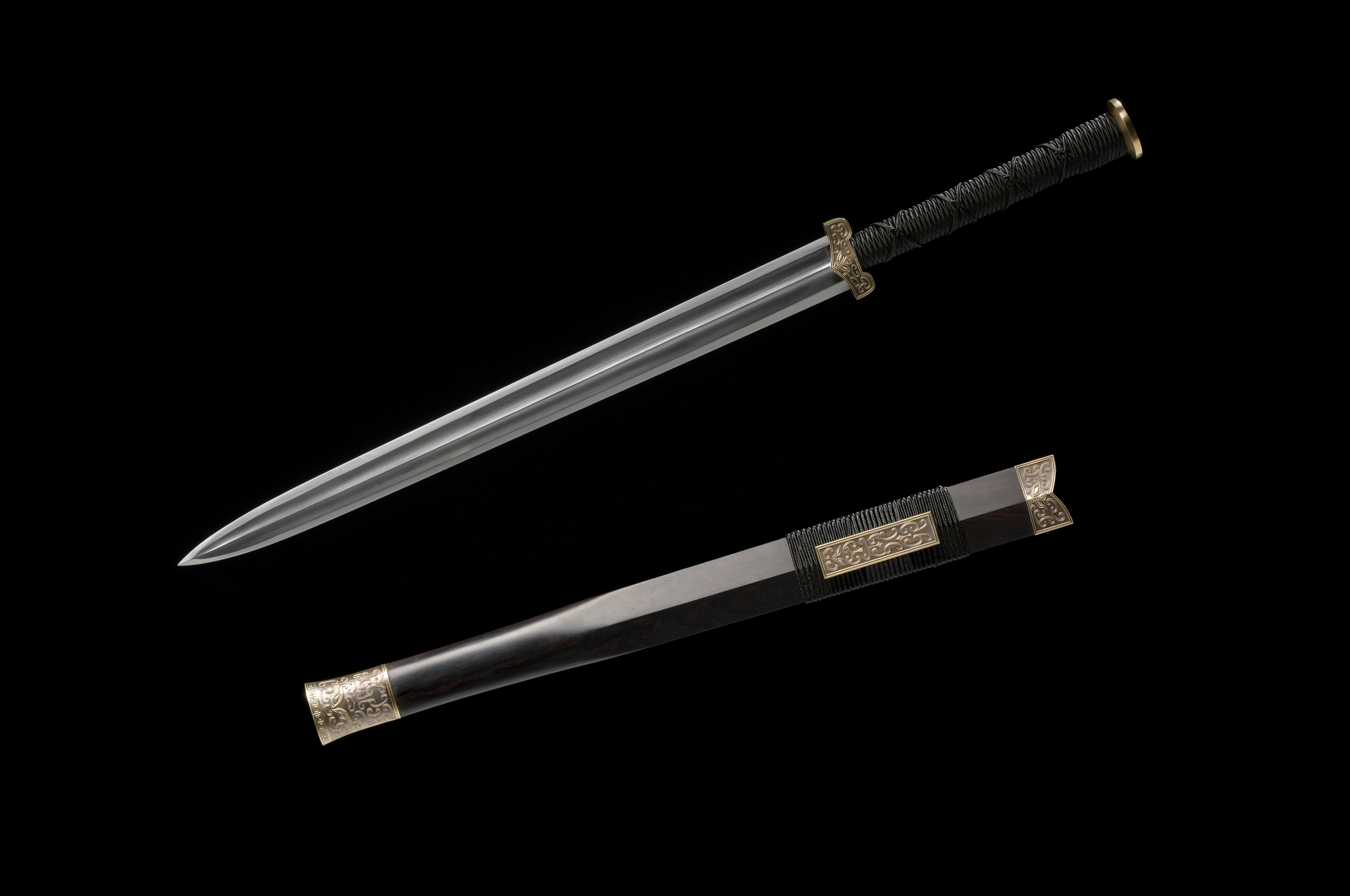 专家们经过对出土的青铜剑进行初步考证,认为该剑属于2213年前的西汉