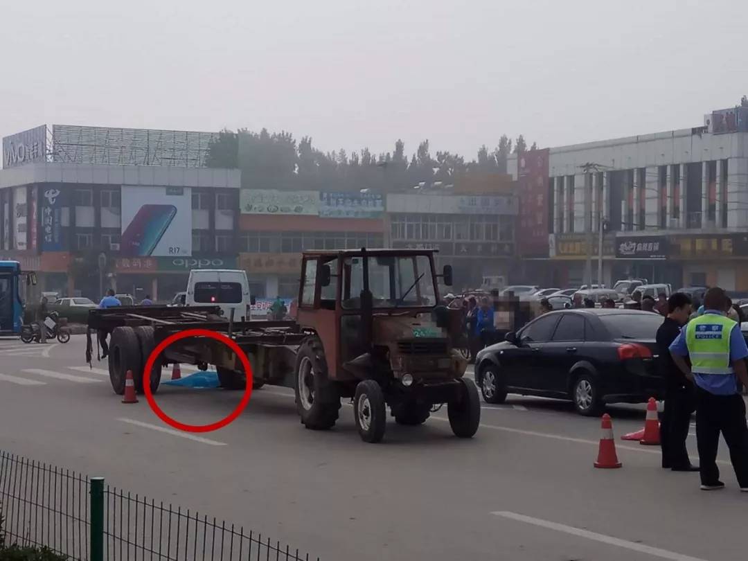 泰安宁阳县磁窑附近发生一起事故!一人趴倒在大拖车旁!