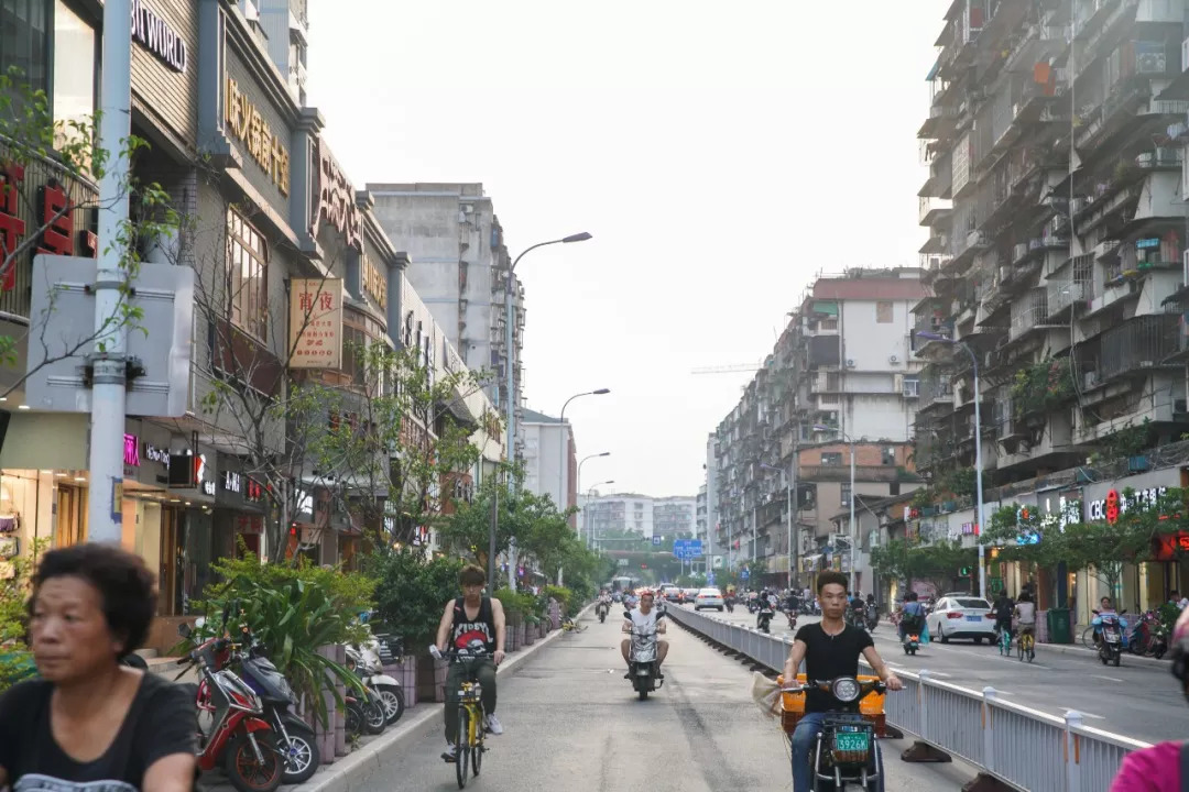 西洪路紧邻西湖,从城西穿过二环伸向闽江边,终止在洪山