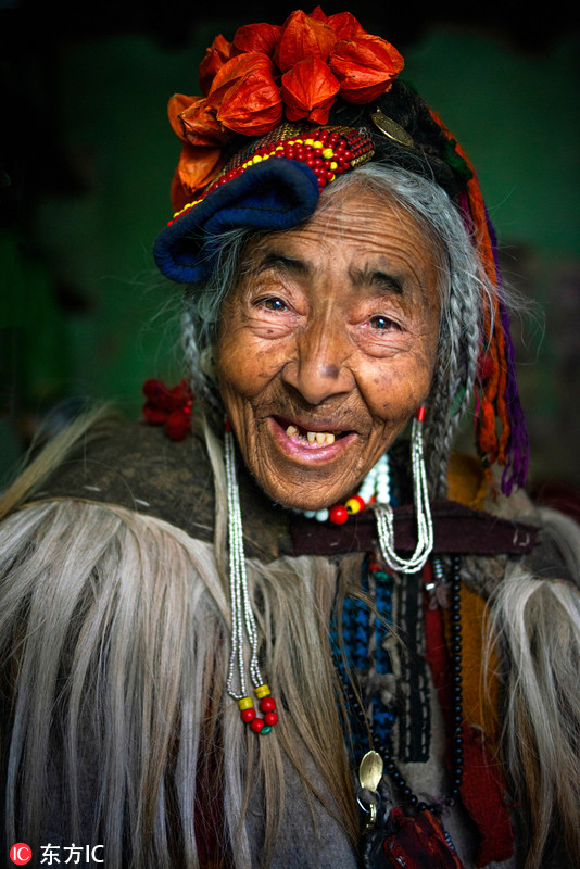 摄影师拍摄印度土著喜马拉雅山的雅利安人