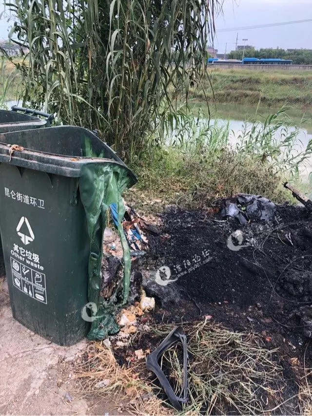 發現的時候垃圾桶已經著火了,有個垃圾桶直接被燒化了,周邊的一個也快