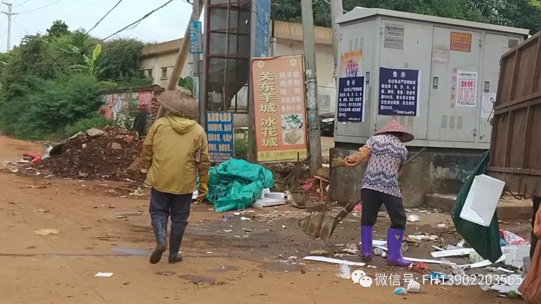 广东雷州英利街头垃圾满地飞舞臭气熏天卫生环境如此杂乱谁来管