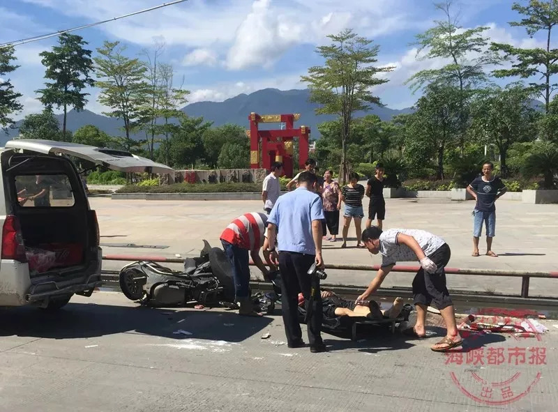 福州这个路段发生惨烈车祸骑手当场身亡