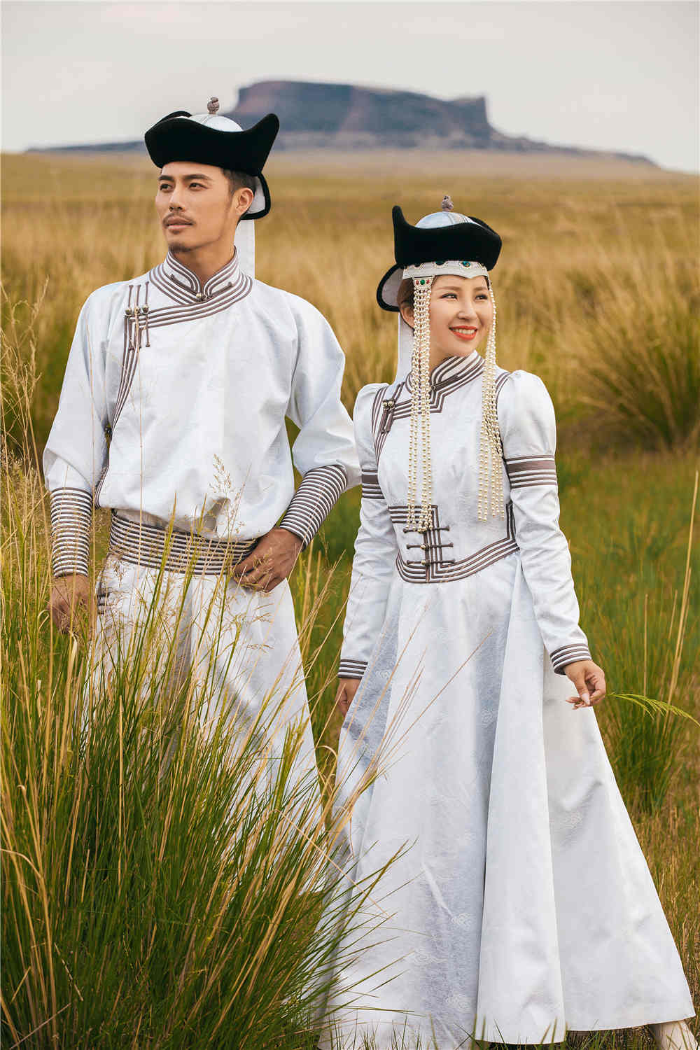 分享一组蒙古风情味的婚纱照