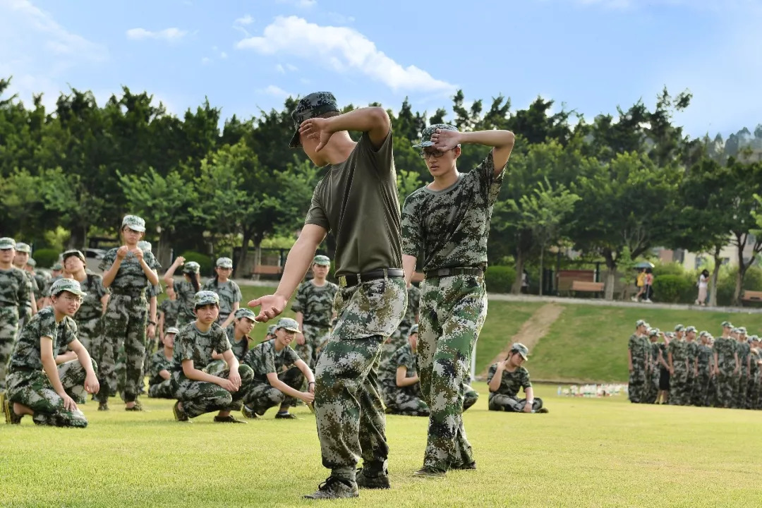 一位光榮的軍人手心微微向內中指微觸眉梢立正右手的手掌攤平舉手敬禮