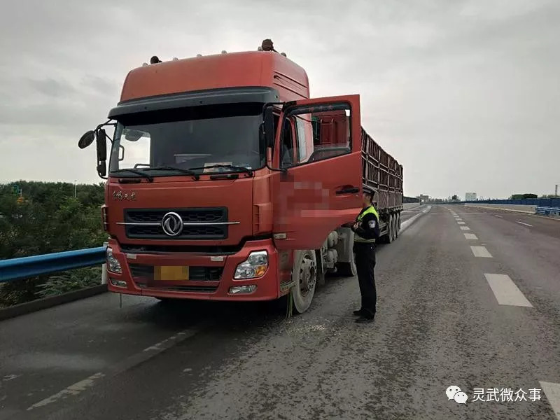 古青高速半掛車身為何兩邊停車