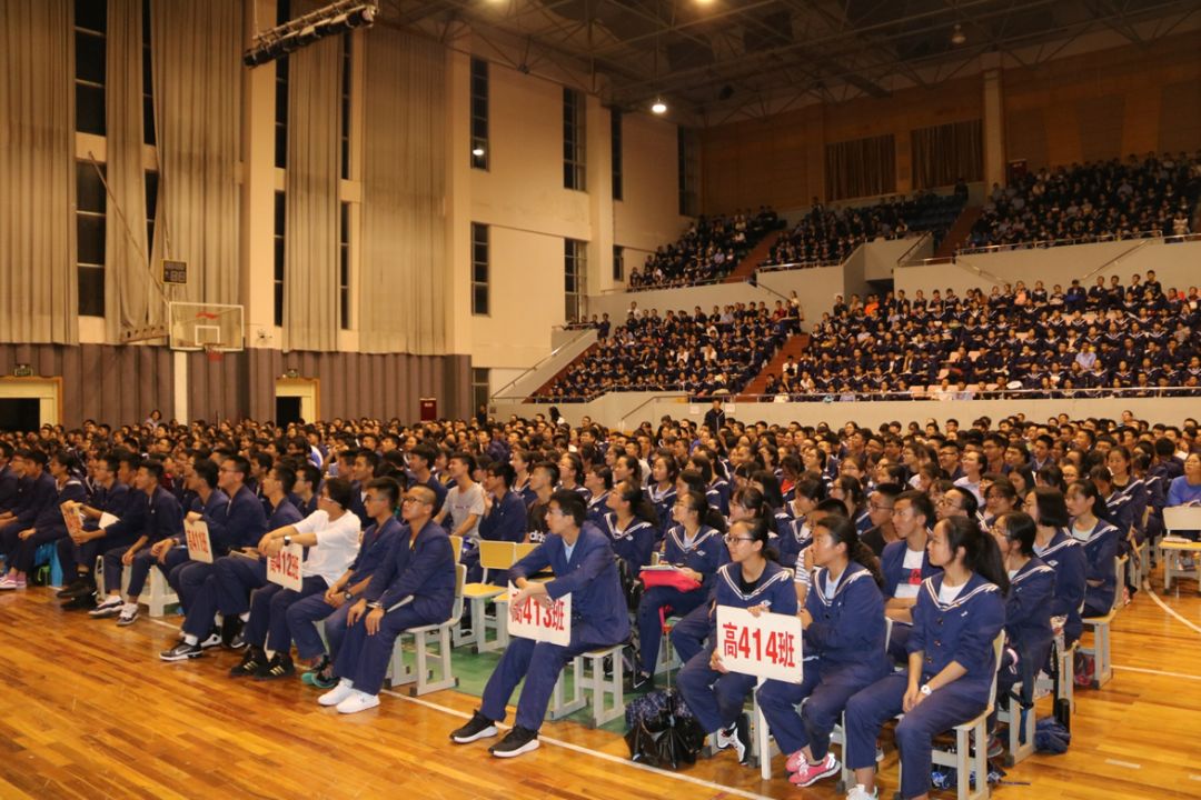 畢業32年,下關一中這個學霸回來了!還給母校學子帶了