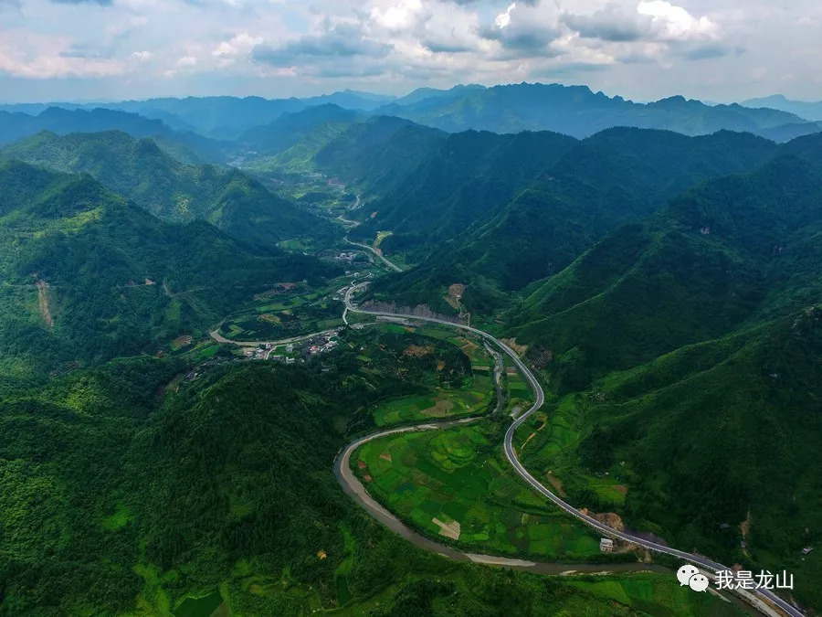 大美龍山天塹變坦途透過多彩交通看山城鉅變