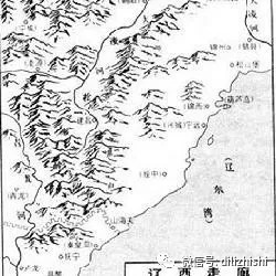 南北介于南山(祁连山和阿尔金山)和北山(马鬃山,合黎山和龙首山)间,长