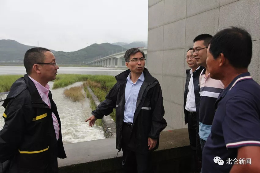 胡奎指導防汛救災工作梁群冒雨查看了小門村溪坑,道路,農田等受災情況