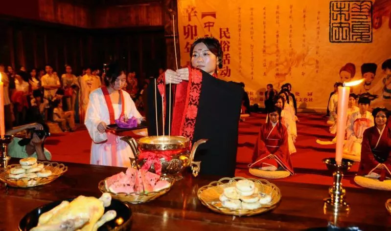 在古代,祭月一直都是重要的祭礼之一 天子于每年秋分都会设坛祭祀月神