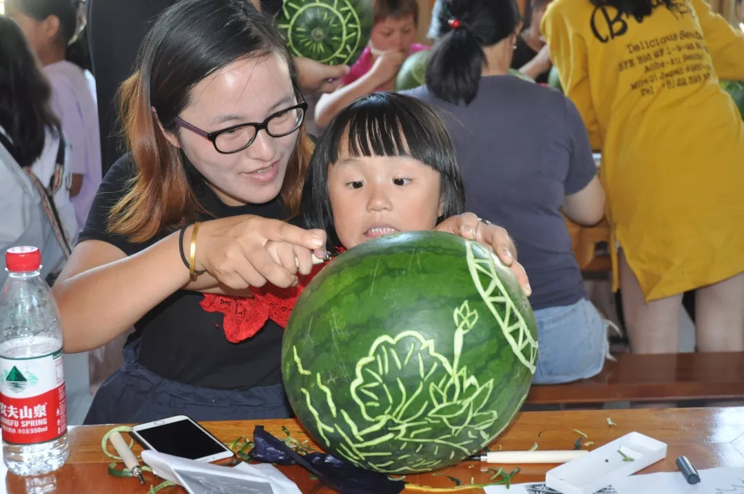 西瓜灯节刻个瓜灯表我心新埭镇刻瓜灯纪念改革开放四十周年暨八八战略