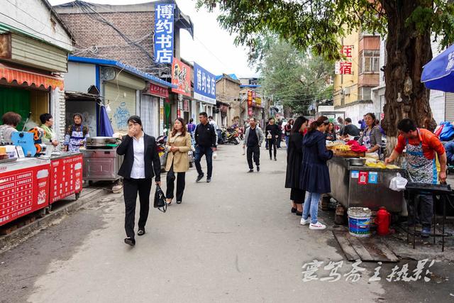 剛走進小街就看見不少賣早餐的,有天水本地的,也有外地的,這就是山東