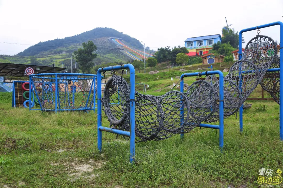 耍完了輪胎樂園,不妨再去體驗一下 翻山越嶺,這兩個項目都是入園後