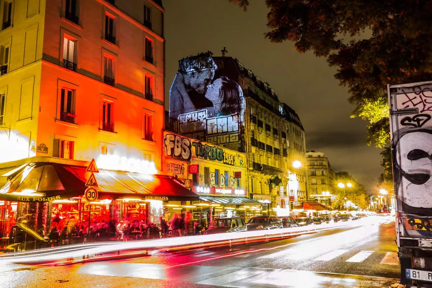 法国100幅浪漫的拥吻画面照亮了巴黎街头
