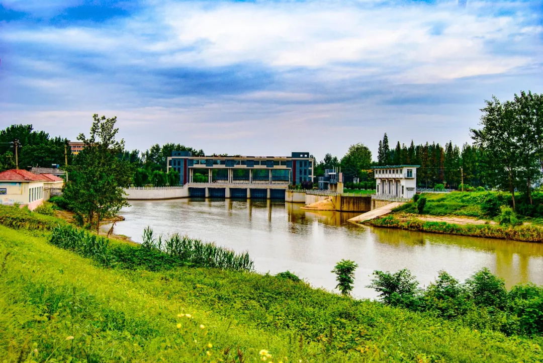 上個世紀50年代末,徐州靠近微山湖地區發生了嚴重的水災,沿微山湖地區