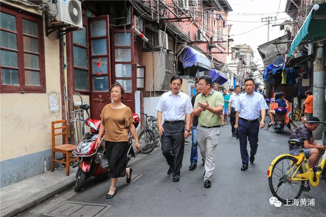 登高俯瞰老城廂地區情況,並觀看了黃浦區舊區改造規劃圖版