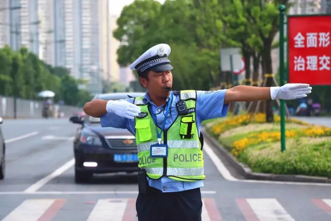 星沙网红交警一瞬间刷爆了朋友圈,他究竟干了啥?