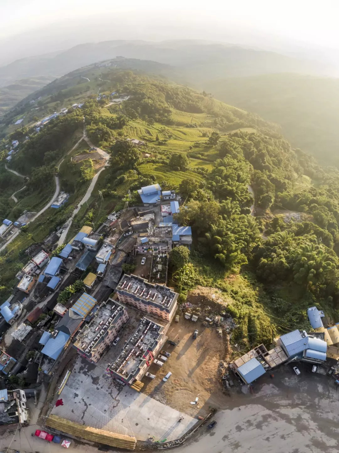 9″—100°15′ ,東鄰富東鄉,西南與上允鎮接壤,北隔小黑江與臨滄地區