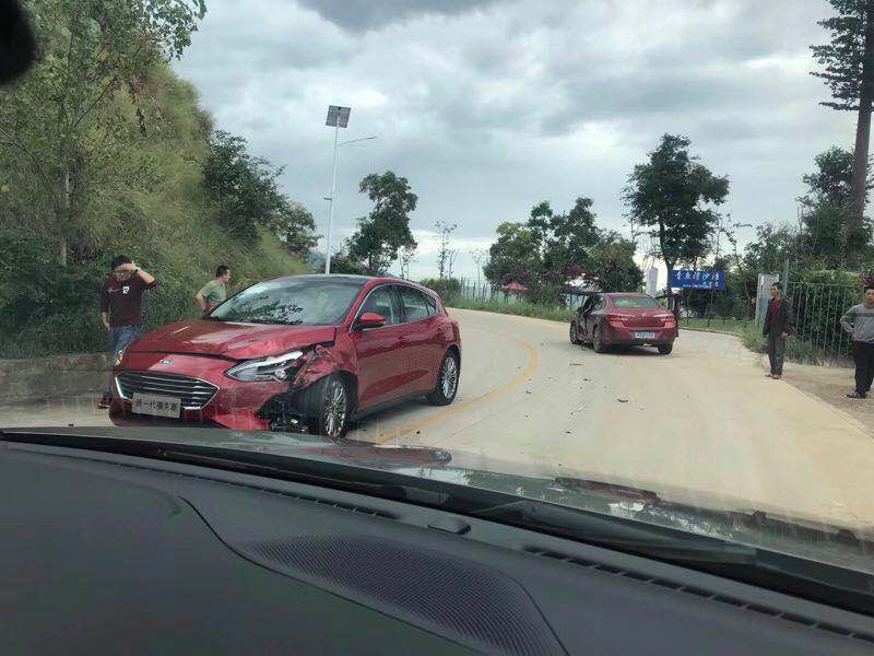 據瞭解,事情的經過是福克斯駕駛員,由於車輛在過彎道的時候沒有控制好