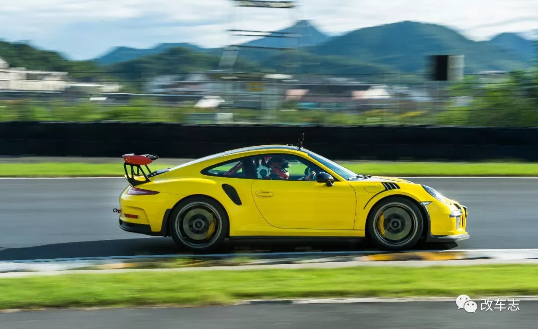 保時捷911gt3rs和邁凱輪720s賽道廝殺誰才是真正的圈速之王