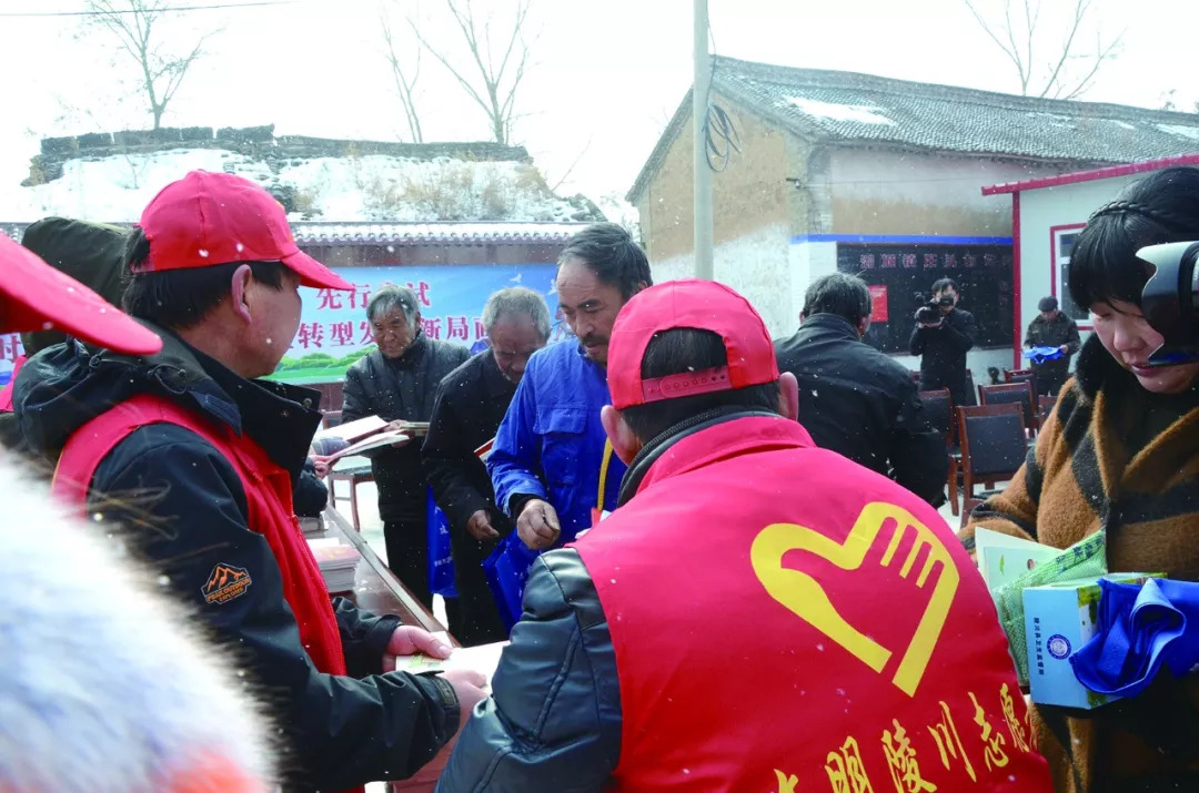 发放宣传资料讲习快车上的小听众喜看庄头气象新经济日报记者刘存瑞