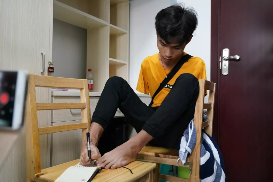 【新闻】514分!3岁失去双臂的他考上大学,并婉拒学校为他改造床铺