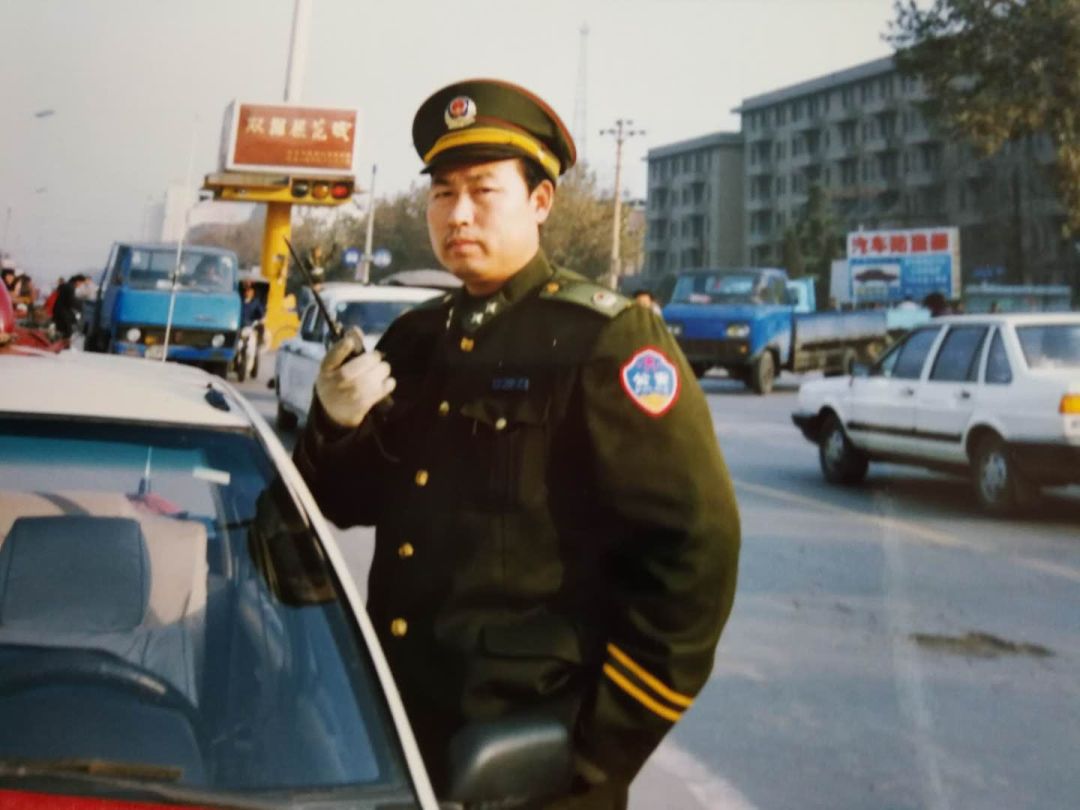 70年代初期走上交警岗位,现已退休的交警支队原支队长助理沈永建介绍