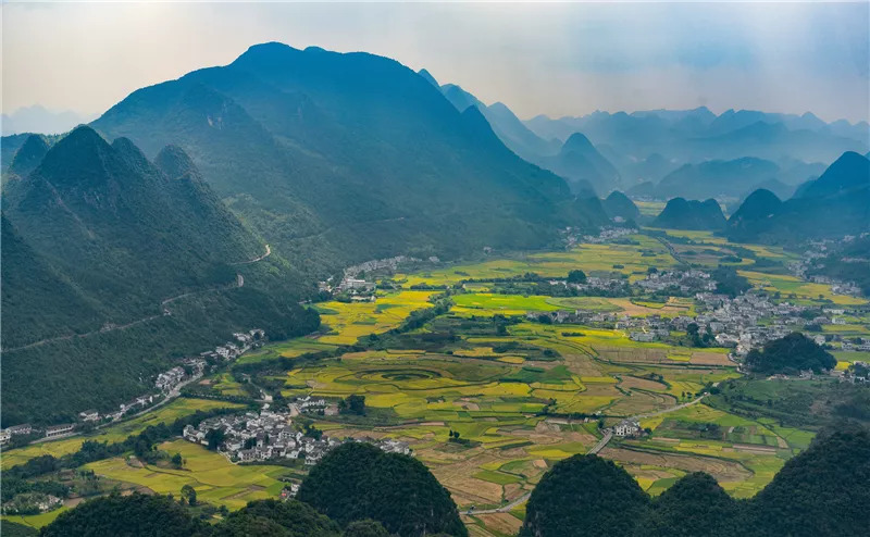 據瞭解,1號航線為機場景區大門→花海→西峰林→地眼→觀景臺→萬佛寺