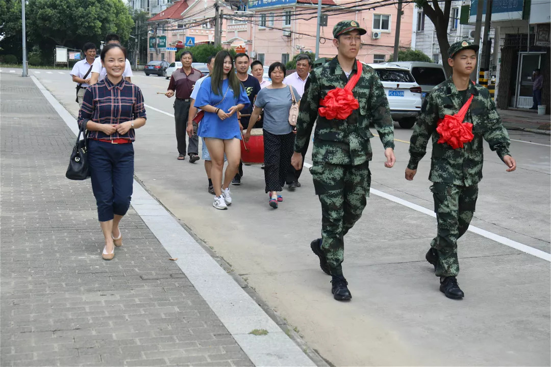 光榮送兵入伍暖人心熱血青春志報國