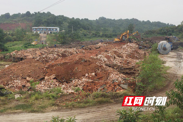 唐兰荣 记者 谭倩)9月17日,衡阳市珠晖区依法对酃湖乡四兴砖厂实施